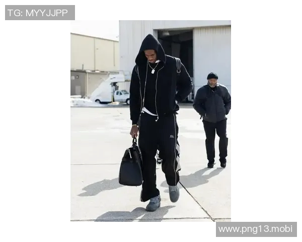 汽车城巨兽!活塞官方分享杰伦-杜伦登机前往全明星的照片